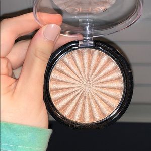 Ofra Cosmetics highlighter in the shade blissful